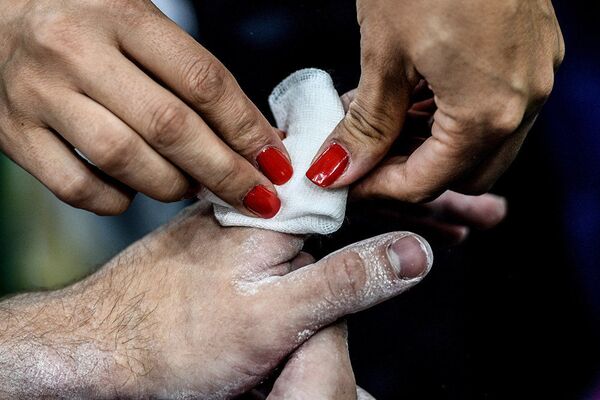 جائزة ستينين للتصوير المحترف في فئة الرياضة - صورة للمصور أليكسي فيليبوف بعنوان على أطراف الأصابع (صورة للرياضي الروماني أندري مونتيان خلال الألعاب الأولمبية في ريو دي جانيرو) - سبوتنيك عربي