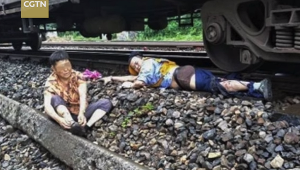رجل يفقد ساقه أثناء إنقاذ حياة امرأة صماء أمام قطار - سبوتنيك عربي