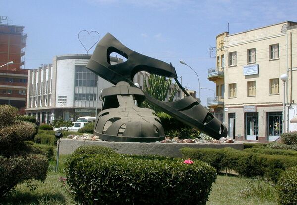 تمثال على شكل حذاء (صندل) لدوار تنظيم حركة المرور وسط مدينة أسمرة، إريتريا - سبوتنيك عربي
