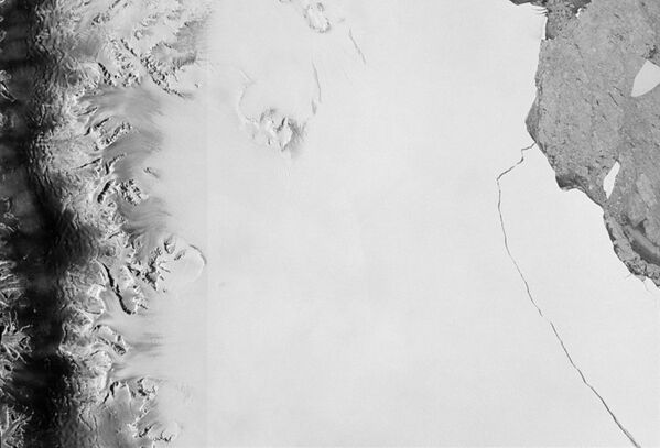 قطعة ضخمة من الجبل الجليدي، مساحته حوالي 6 آلاف كم مربع، ينشق من منصة الجبل الجليدي لارسن س (Larsen-C) هذا الشهر، 12 يوليو/ تموز 2017 - سبوتنيك عربي