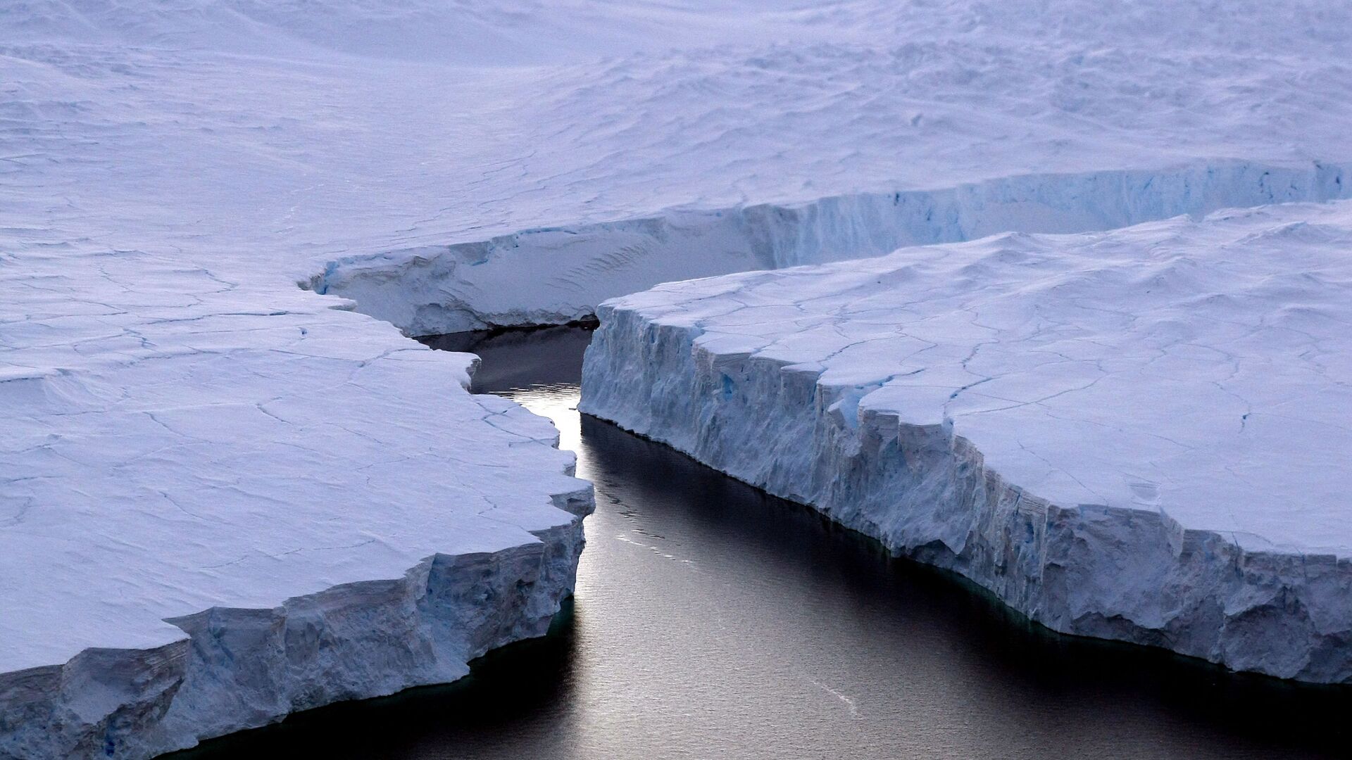 صورة لجبل جليدي ضخم آيسبيرغ آر (iceberg (R)) ينشق من ساحل نوكس (Knox Coast) في المنطقة الأسترالية من القطب الجنوبي، 11 يناير/ كانون الثاني 2008. وقالت لجنة الأمم المتحدة في 23 سبتمبر/ أيلول 2013 أنها متأكدة أكثر من ذي قبل من أن البشر وراء سبب الاحتباس الحراري للكرة الأرضية، وتوقعت ارتفاع درجات الحرارة بنسبة 0.3 إلى 4.8 درجة مئوية خلال هذا القرن. - سبوتنيك عربي, 1920, 21.10.2021