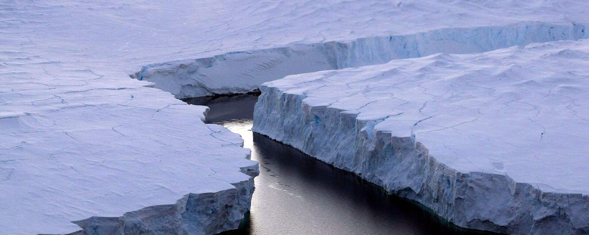 صورة لجبل جليدي ضخم آيسبيرغ آر (iceberg (R)) ينشق من ساحل نوكس (Knox Coast) في المنطقة الأسترالية من القطب الجنوبي، 11 يناير/ كانون الثاني 2008. وقالت لجنة الأمم المتحدة في 23 سبتمبر/ أيلول 2013 أنها متأكدة أكثر من ذي قبل من أن البشر وراء سبب الاحتباس الحراري للكرة الأرضية، وتوقعت ارتفاع درجات الحرارة بنسبة 0.3 إلى 4.8 درجة مئوية خلال هذا القرن. - سبوتنيك عربي, 1920, 25.07.2021