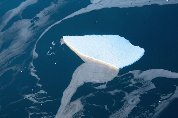 جبل جليدي في بحر لازاريفا قبال سواحل القارة القطبية الجنوبية - سبوتنيك عربي