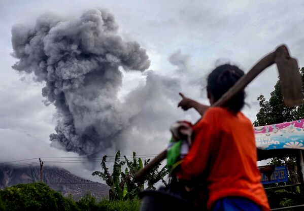ثوران بركان ماونت سينابنغ في كارو، شمال سومطرة، 8 يوليو/ تموز 2017 - سبوتنيك عربي