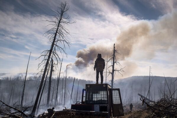أحد عناصر حرس حماية الغابات في جمهورية بورياتيا خلال القضاء على حرائق حي كابانسك في بورياتيا، روسيا الاتحادية - سبوتنيك عربي