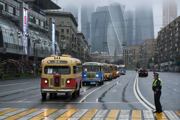قافلة من الحافلات القديمة (ريترو حافلات، حافلة ЗиС-155) أثناء مرورها وسط موسكو، وذلك بمناسبة يوم المواصلات في موسكو. - سبوتنيك عربي