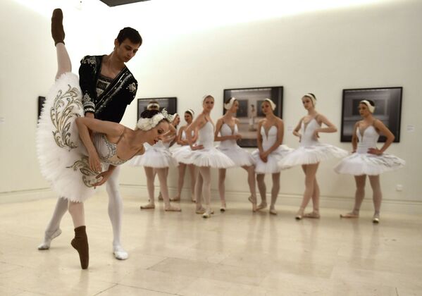 تمارين راقصي الباليه من مدينة سان بطرسبورغ قبل أداء بحيرة البجعة في مسرح مدريد للفنون، إسبانيا - سبوتنيك عربي
