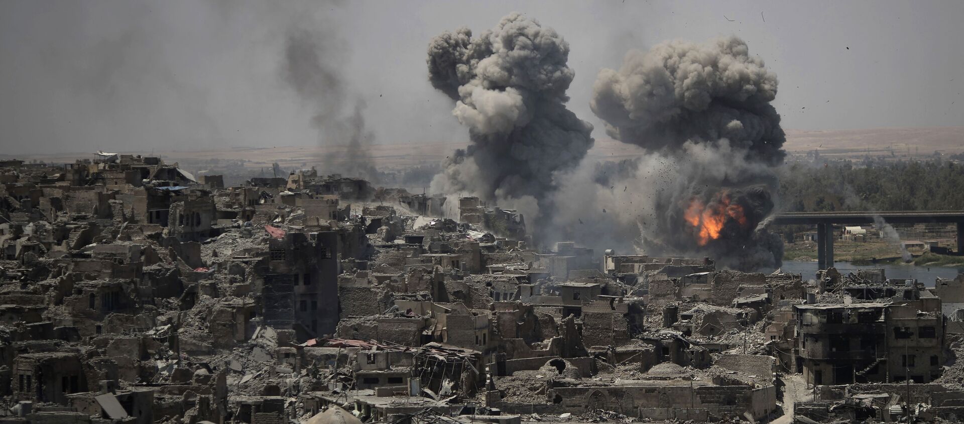 الغارات الجوية على مناطق تنظيم داعش في مدينة الموصل القديمة، العراق 11 يوليو/ تموز 2017 - سبوتنيك عربي, 1920, 28.10.2021