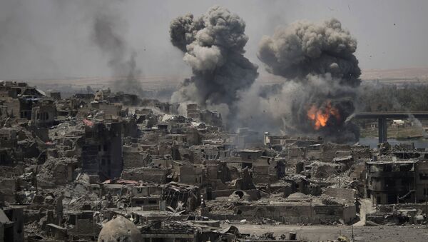 الغارات الجوية على مناطق تنظيم داعش في مدينة الموصل القديمة، العراق 11 يوليو/ تموز 2017 - سبوتنيك عربي