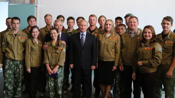 الرئيس الروسي فلاديمير بوتين مع اتحاد الطلبة - سبوتنيك عربي