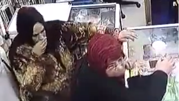امرأة تسرق أخرى بشفرة كانت تخفيها في فمها - سبوتنيك عربي