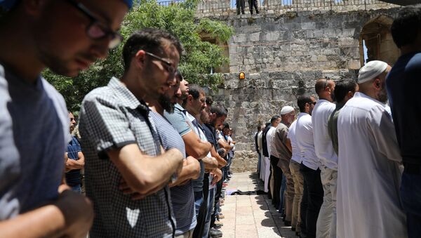 مقدسيون يصلون في الشارع بعد غلق الأقصى - سبوتنيك عربي