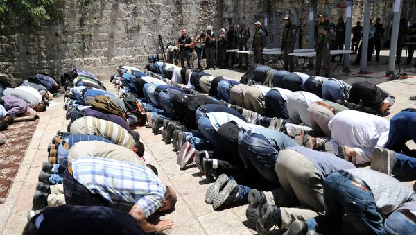 عشرات المقدسين يؤدون الصلاة في شوارع القدس - سبوتنيك عربي