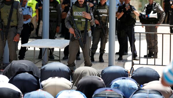 مقدسيون يؤدون الصلاة في شوارع القدس رفضا للإجراءات الإسرائيلية تجاه المسجد الأقصى - سبوتنيك عربي