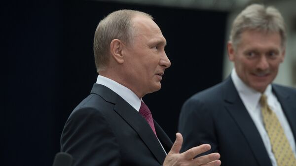 الرئيس فلاديمير بوتين والمتحدث الرسمي باسم الرئاسة الروسية، دميتري بيسكوف - سبوتنيك عربي