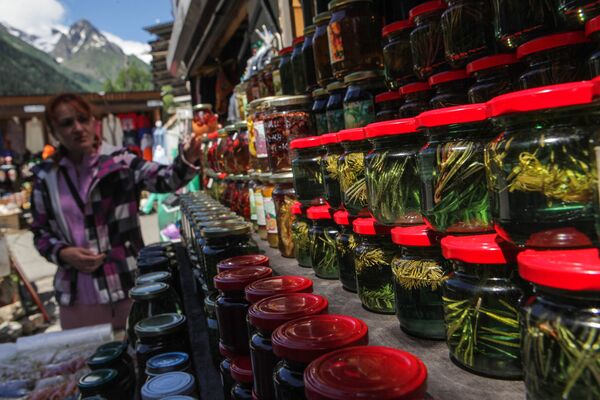 بيع المربى في سوق قرية دومباي في قراتشاي - تشيركيسيا شمال القوقاز، روسيا الاتحادية - سبوتنيك عربي