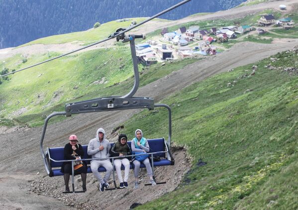 سياح في منتجع دومباي الجبلي في قراتشاي - تشيركيسيا شمال القوقاز، روسيا الاتحادية - سبوتنيك عربي
