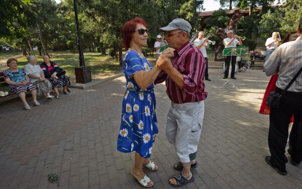 السياحة في القرم - مواطنان يرقصان في ساحة  ساكي - سبوتنيك عربي