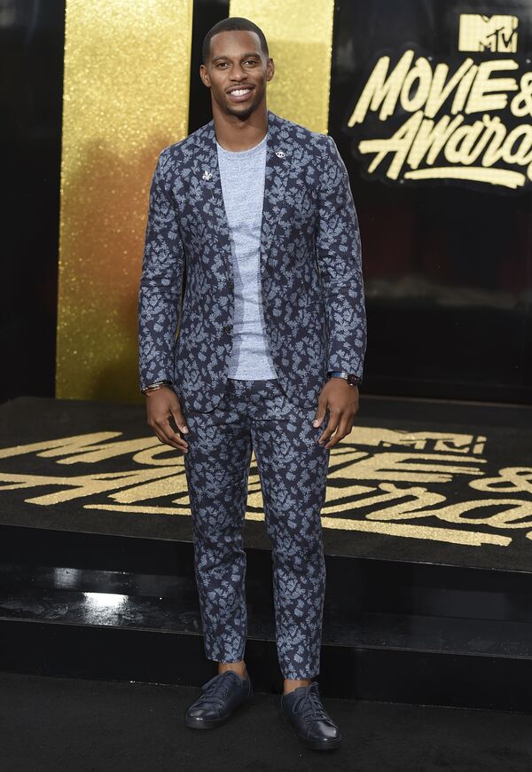 لاعب كرة القدم الأمريكي فيكتور كروز خلال مراسم تسليم جائزة ام تي في للأفلام ((MTV Movie and TV Awards)) في لوس أنجلوس، الولايات المتحدة 7 مايو/ آيار 2017 - سبوتنيك عربي