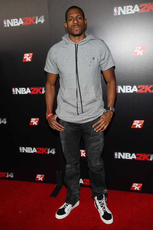 لاعب كرة السلة أندريه إغودالا يصل إلى العرض الأولي للعبة فيديو NBA 2K14 في غريستون مانور، لوس أنجلوس 24 سمبتمبر/ أيلول 2013 - سبوتنيك عربي