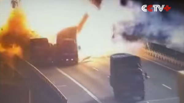 انفجار هائل لحظة تصادم شاحنتين - سبوتنيك عربي