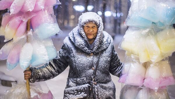 صورة بعنوان بائعة  حلوى غزل البنات - للمصور القرغيزي تابيلد كاديربيكوف في مدينة بشكيك، قرغيزستان - سبوتنيك عربي