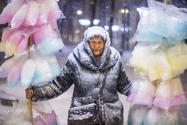 صورة بعنوان بائعة  حلوى غزل البنات - للمصور القرغيزي تابيلد كاديربيكوف في مدينة بشكيك، قرغيزستان - سبوتنيك عربي