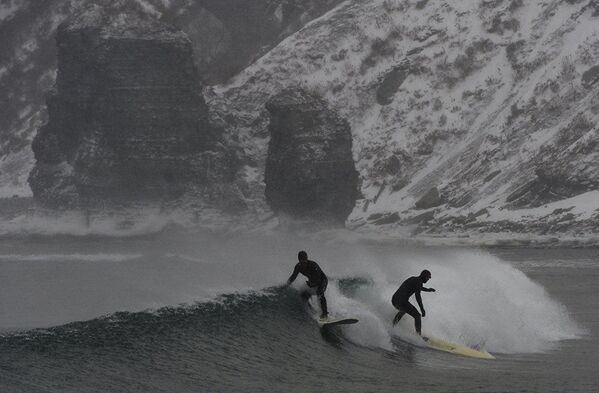 راكبو الأمواج: الرياح، والأمواج، و 15 درجة مئوية تحت الصفر، في جزيرة روسكيي - سبوتنيك عربي
