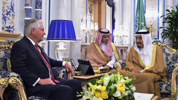 صورة جماعية لوزير الخارجية الأمريكية ريكس تيلرسون وملك السعدوية سلمان بن عبدالعزيز في جدة، المملكة العربية السعودية - سبوتنيك عربي