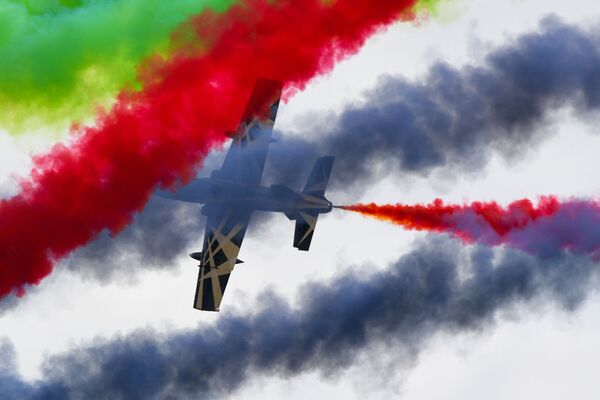 الفرقة الاستعراضية الجوية الإماراتية فرسان الإمارات خلال العرض الجوي في معرض ماكس-2017 - سبوتنيك عربي