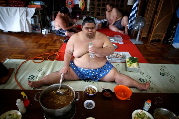 مصارع السومو كايهو يأكل وجبة تشانكو في القاعة الرئيسية لمعبد غانجوجي ياكوشيدو في ناغويا، اليابان، 5 يوليو/ تموز 2017. - سبوتنيك عربي