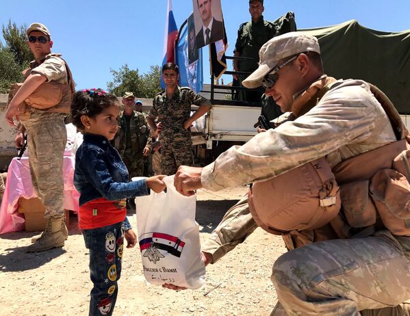 المركز الروسي للتوفيق بين الأطراف السورية يقدم مساعدات الإنسانية  في محافظة القنيطرة، سوريا - سبوتنيك عربي