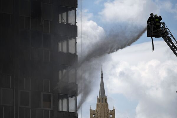 اطفاء حريق نشب في مبنى بحي نوفي آربات بموسكو، روسيا - سبوتنيك عربي