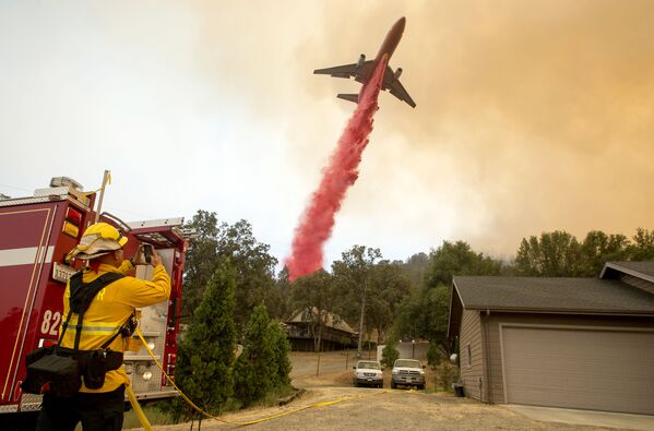 اطفاء حريق  دتويلر في ماريبوزا، بولاية كاليفورنيا 19 يوليو/ تموز 2017 - سبوتنيك عربي