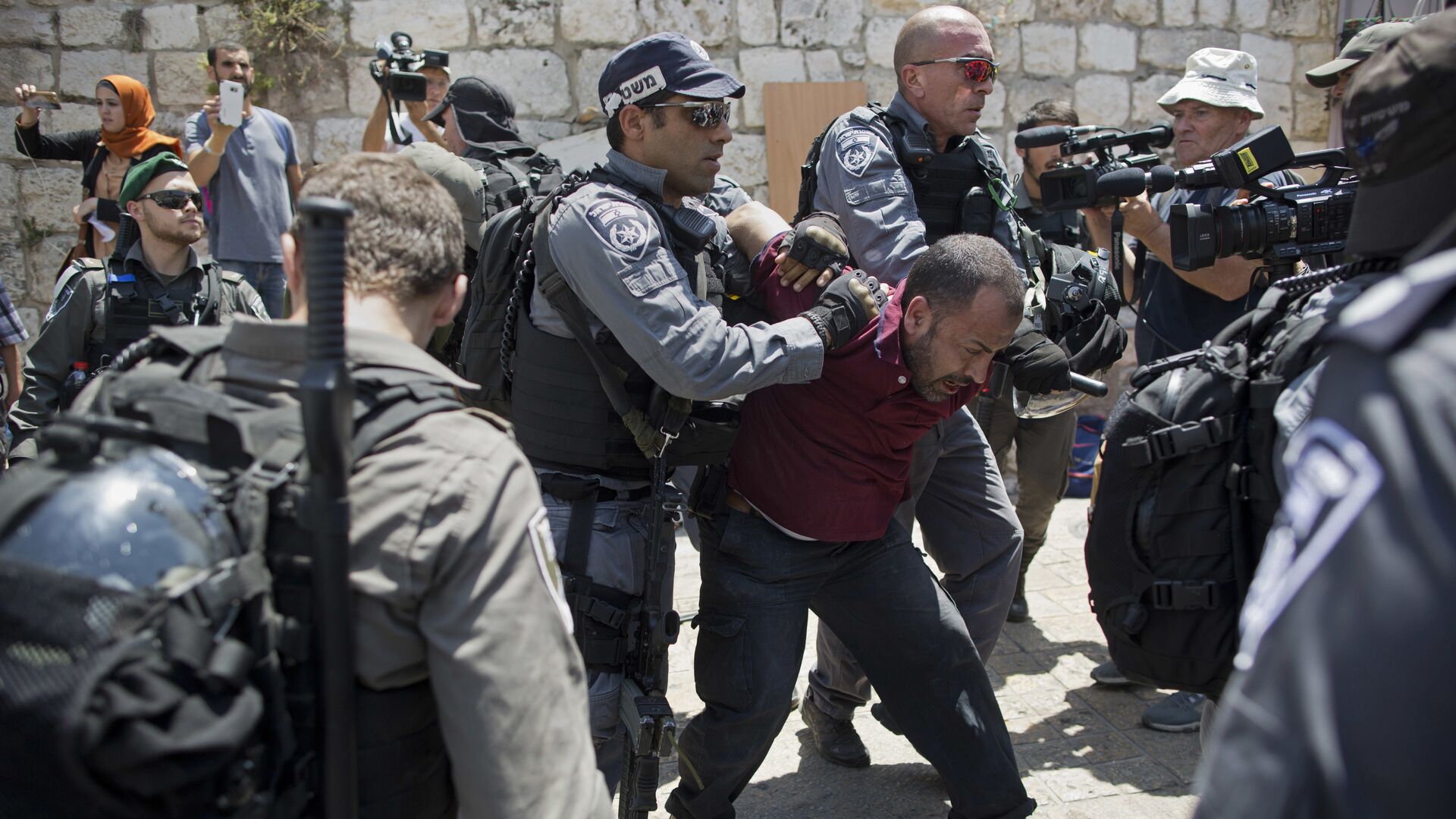 اعتقال قوات الشرطة الإسرائيلية للفلسطينيين خلال مواجهات في البلدة القديمة في القدس، فلسطين 19 يوليو/ تموز 2017 - سبوتنيك عربي, 1920, 22.11.2021