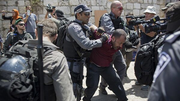 اعتقال قوات الشرطة الإسرائيلية للفلسطينيين خلال مواجهات في البلدة القديمة في القدس، فلسطين 19 يوليو/ تموز 2017 - سبوتنيك عربي