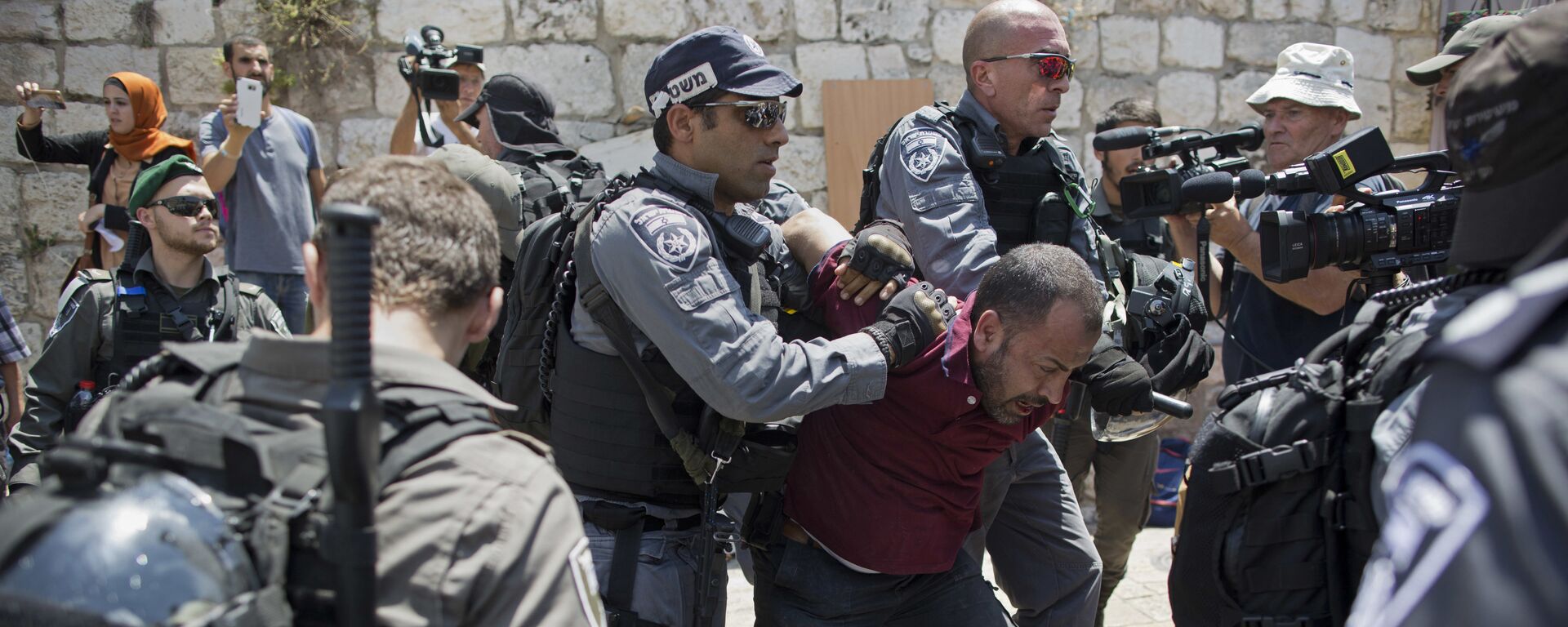 اعتقال قوات الشرطة الإسرائيلية للفلسطينيين خلال مواجهات في البلدة القديمة في القدس، فلسطين 19 يوليو/ تموز 2017 - سبوتنيك عربي, 1920, 10.04.2019