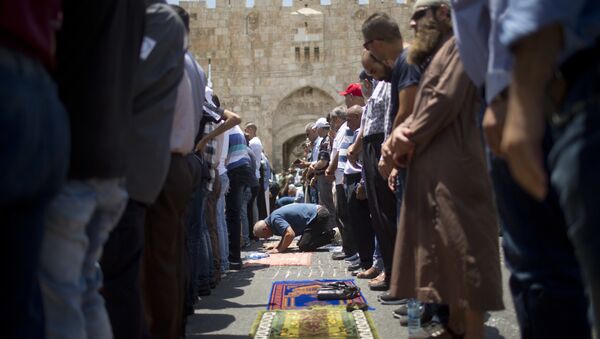 الفلسطينيون يصلون في شوارع القدس القديمة، خارج باحات مسجد الأقصى، القدس، فلسطين 19 يوليو/ تموز 2017 - سبوتنيك عربي