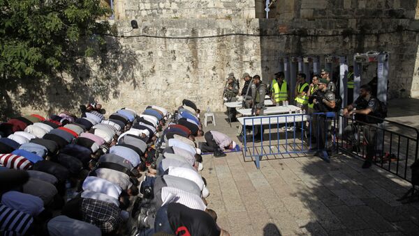 الفلسطينيون يصلون في شوارع القدس القديمة، خارج باحات مسجد الأقصى، القدس، فلسطين يوليو/ تموز 2017 - سبوتنيك عربي