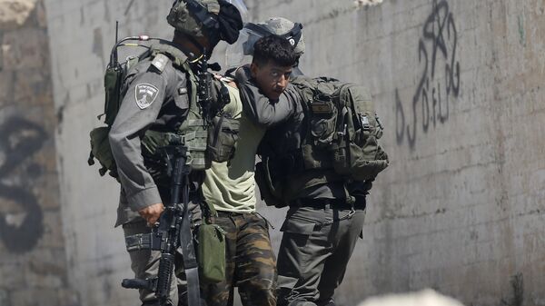 اعتقال قوات الشرطة الإسرائيلية للفلسطينيين خلال مواجهات في دير مشعل بالقرب من رام الله في الضفة الغربية، فلسطين  17 يوليو/ تموز 2017 - سبوتنيك عربي