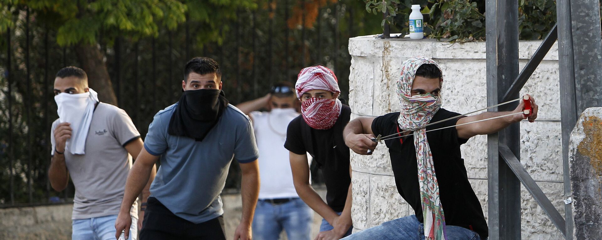 شبان فلسطينيون خلال مواجهات مع قوات الأمن الإسرائيلية في بيت لحم، الضفة الغربية، فلسطين 19 يوليو/ تموز 2017 - سبوتنيك عربي, 1920, 05.12.2022