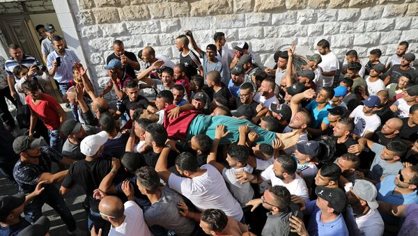جثة فلسطيني قتل في مواجهات مع القوات الإسرائيلية بالقدس - سبوتنيك عربي