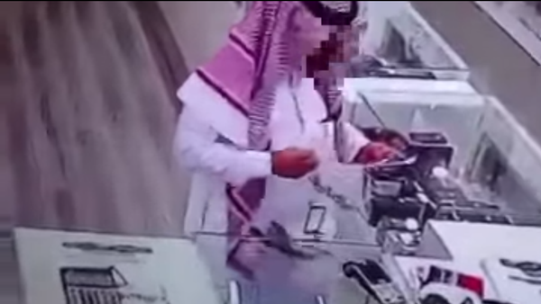 مواطن خليجي يسرق محل جوالات بطريقة مبتكرة  - سبوتنيك عربي