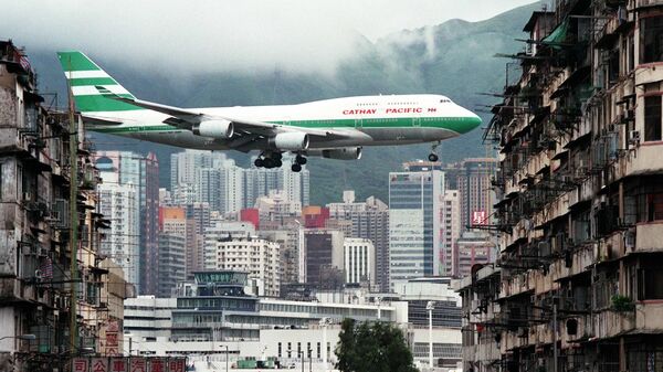 طائرة تحلق فوق مطار كاي تاك في هونغ كونغ - سبوتنيك عربي