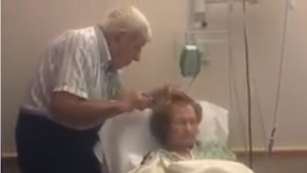 عجوز يسرح شعر زوجته المسنة وهي على فراش الموت - سبوتنيك عربي