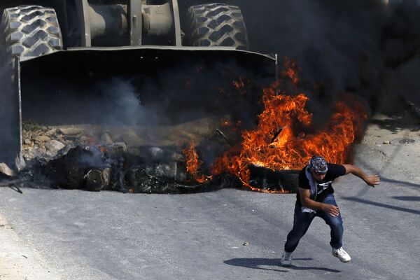 مواجهات واشتباكات بين الفلسطينيين وقوات الشرطة الإسرائيلية غرب مدينة رام الله، الضفة الغربية، فلسطين 22 يوليو/ تموز 2017 - سبوتنيك عربي