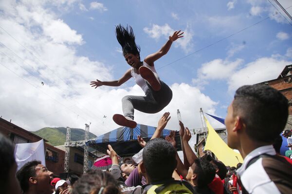 امرأة تقفز أثناء تجمع المرشحين المؤيدين للحكومة في كراكاس بفنزويلا، 25 يوليو/ تموز 2017. - سبوتنيك عربي