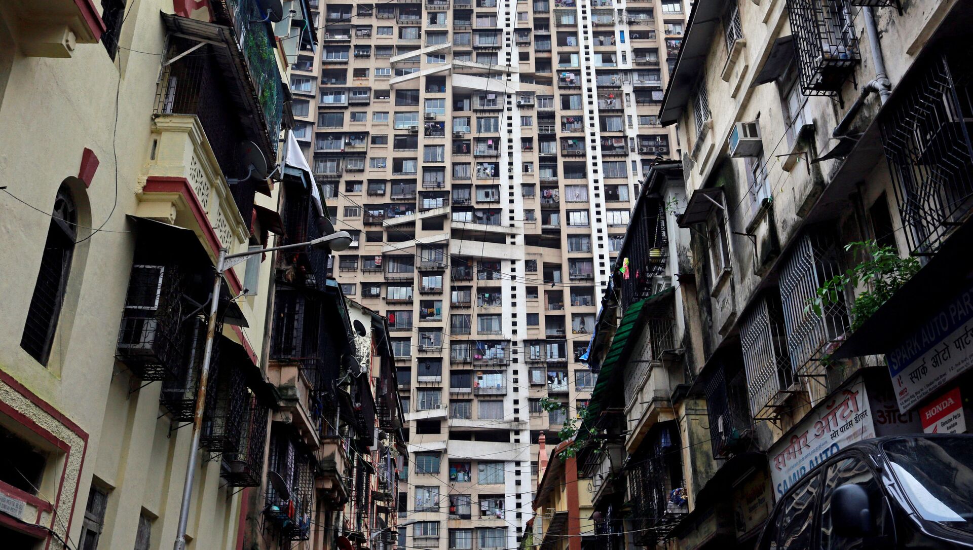 برج سكني شاهق خلف مباني سكنية قديمة في مومباي، الهند 24 يوليو/ تموز 2017 - سبوتنيك عربي, 1920, 29.10.2021