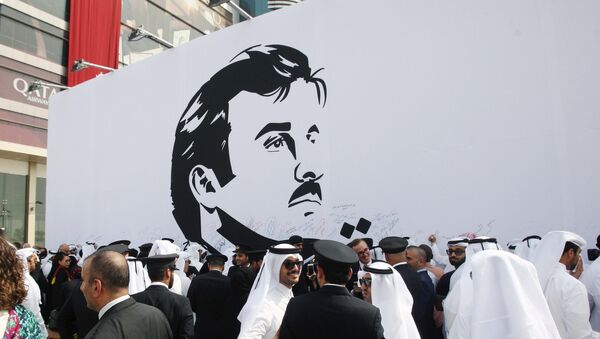 قطريون يتحمعون أمام صورة مجسمة لأمير قطر - سبوتنيك عربي