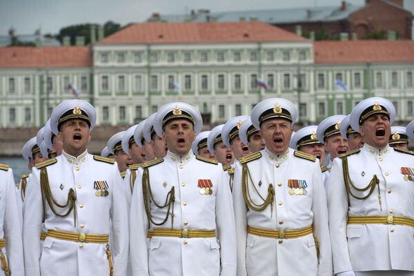 البحرية الروسية خلال مراسم الاحتفال بيوم البحرية الروسية في مدينة سان بطرسبورغ، روسيا - سبوتنيك عربي
